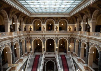 Im Nationalmuseum (Národní muzeum) in Prag 50 beruehmte persoenlichkeiten treppenhaus nationalmuseum prag 0103
