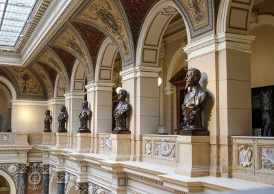 Im Nationalmuseum (Národní muzeum) in Prag 55 beruehmte persoenlichkeiten treppenhaus nationalmuseum prag 0981