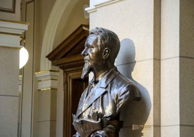 Im Nationalmuseum (Národní muzeum) in Prag 58 beruehmte persoenlichkeiten treppenhaus nationalmuseum prag 0983