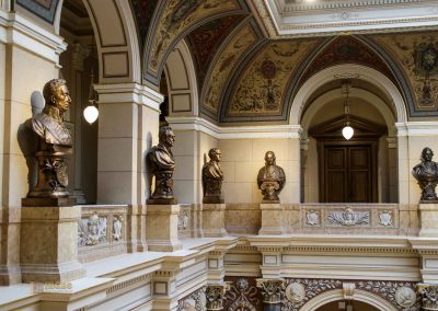Im Nationalmuseum (Národní muzeum) in Prag 54 beruehmte persoenlichkeiten treppenhaus nationalmuseum prag 0992