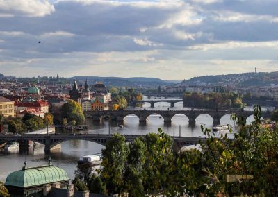 blick vom letna park auf die moldaubruecken in prag 8867