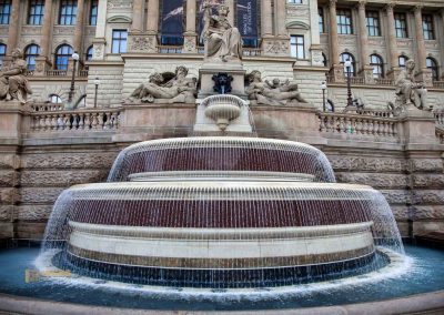 Im Nationalmuseum (Národní muzeum) in Prag 21 brunnen vor demnationalmuseum in prag 0135-O