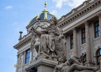 Im Nationalmuseum (Národní muzeum) in Prag 24 brunnen vor demnationalmuseum in prag 0154