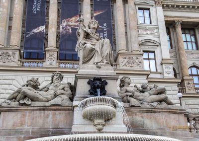Im Nationalmuseum (Národní muzeum) in Prag 23 brunnen vor demnationalmuseum in prag 5366