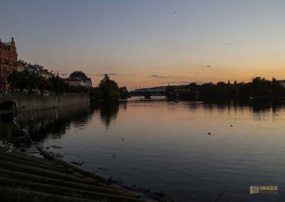 sonnenuntergang über der moldau in prag 0240