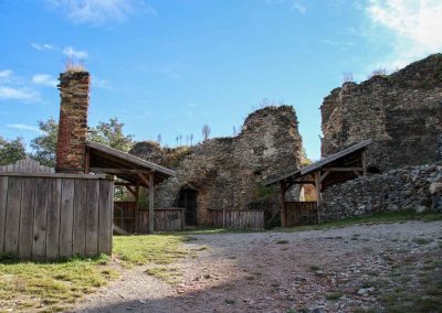 Burg Okoř bei Prag 20 hof unterburg auf burg okor bei prag 1848