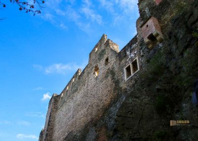Burg Okoř bei Prag 18 weg zum hof der unterburg auf burg okor bei prag 1825