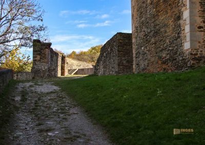 Burg Okoř bei Prag 19 weg zum hof der unterburg auf burg okor bei prag 1832