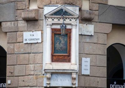 Vier Wochen in Florenz - mein Erlebnisbericht 29 heiligenbilder an den haeuser in florenz 0163