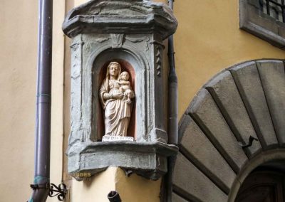 Vier Wochen in Florenz - mein Erlebnisbericht 30 heiligenbilder an den haeuser in florenz 0947