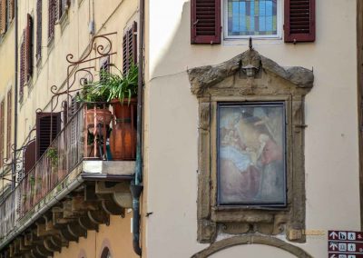 Vier Wochen in Florenz - mein Erlebnisbericht 36 heiligenbilder an den haeuser in florenz 8202
