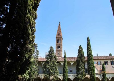 blick vom kreuzgang auf den kirchturm von santa maria novella in florenz 3542