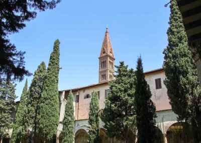 blick vom kreuzgang auf den kirchturm von santa maria novella in florenz 3553