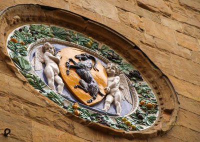 Die Kirche Orsanmichele in Florenz 12 wappen der zuenfte an der kirche orsanmichele florenz 8606