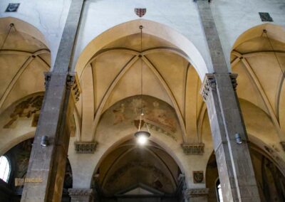 In der Basilika Santa Trinita in Florenz 58 decke basilika santa trinita florenz 9221