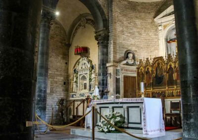 eucharistisches tabernakel kirche santi apostoli florenz 9137