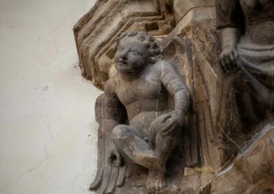 Die Loggia dei Lanzi auf der Piazza della Signoria in Florenz 44 figurenkonsole loggia dei lanzi florenz 0049