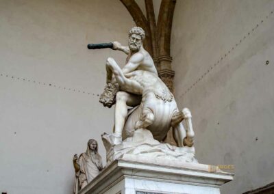 Die Loggia dei Lanzi auf der Piazza della Signoria in Florenz 21 herkules und centaur loggia dei lanzi florenz 8972