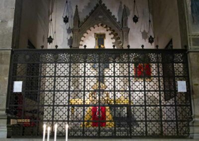 In der Basilika Santa Trinita in Florenz 22 kapelle doni basilika santa trinita florenz 9294