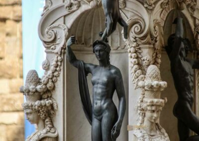Die Loggia dei Lanzi auf der Piazza della Signoria in Florenz 8 perseus loggia dei lanzi florenz 8917
