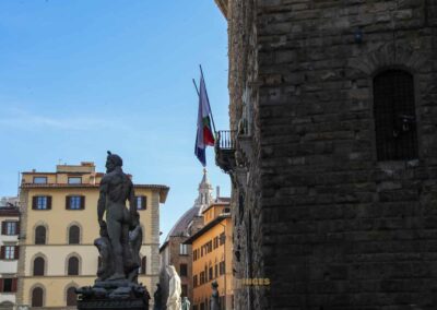 Die Loggia dei Lanzi auf der Piazza della Signoria in Florenz 1 piazza signoria florenz 8720