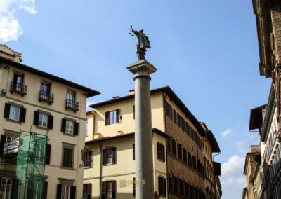 In der Basilika Santa Trinita in Florenz 65 saeule der gerechtigkeit piazza santa trinita florenz 9176