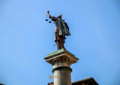 In der Basilika Santa Trinita in Florenz 66 saeule der gerechtigkeit piazza santa trinita florenz 9179