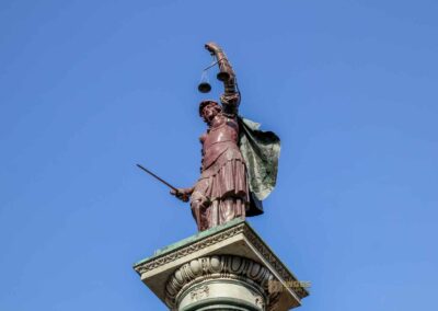 In der Basilika Santa Trinita in Florenz 67 saeule der gerechtigkeit piazza santa trinita florenz 9430