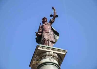 In der Basilika Santa Trinita in Florenz 68 saeule der gerechtigkeit piazza santa trinita florenz 9435