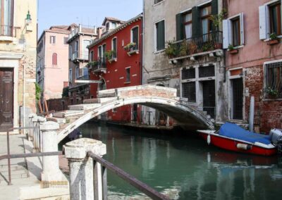 Vom Fondamente Nove zur Kirche Madonna dell' Orto in Venedig 23 am rio san felice in vendig 9777