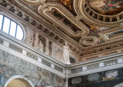 In der Kirche San Sebastiano in Venedig 60 figuren ballustrade san sebastiano venedig_8518