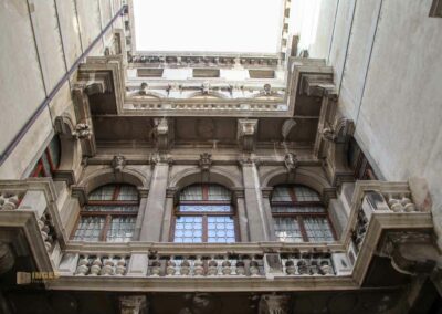 Im Palazzo Ca' Rezzonico in Venedig 153 innenhof palazzo ca rezzonico venedig_9569