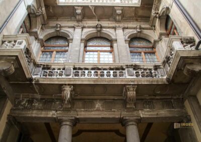 Im Palazzo Ca' Rezzonico in Venedig 155 innenhof palazzo ca rezzonico venedig_9578