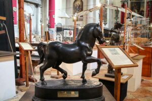 reiterstandbild von da vinci ex kirche san barnaba venedig 8685