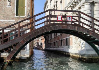 Im Palazzo Ca' Rezzonico in Venedig 10 rio de san barnaba bei ca rezzonico venedig_6690