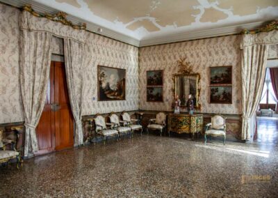 Im Palazzo Ca' Rezzonico in Venedig 117 saal gruene lackmoebel palazzo ca rezzonico venedig_0168