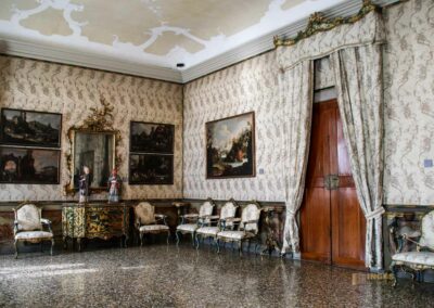 Im Palazzo Ca' Rezzonico in Venedig 118 saal gruene lackmoebel palazzo ca rezzonico venedig_9354