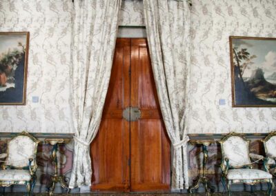 Im Palazzo Ca' Rezzonico in Venedig 123 saal gruene lackmoebel palazzo ca rezzonico venedig_9374