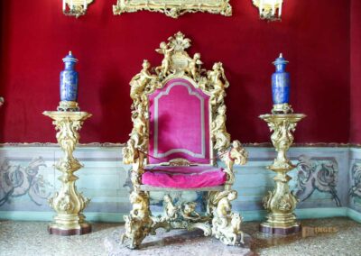 Im Palazzo Ca' Rezzonico in Venedig 57 thron im thronsaal palazzo ca rezzonico venedig_9104