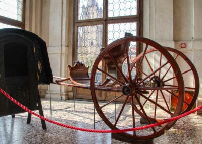 Im Palazzo Ca' Rezzonico in Venedig 16 treppenhaus palazzo ca rezzonico venedig_8916