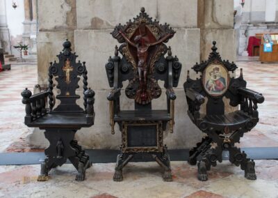 In der Basilika San Pietro di Castello in Venedig 74 bischofstuehle basilika san pietro di castello venedig_3812