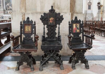 In der Basilika San Pietro di Castello in Venedig 80 bischofstuehle basilika san pietro di castello venedig_3864