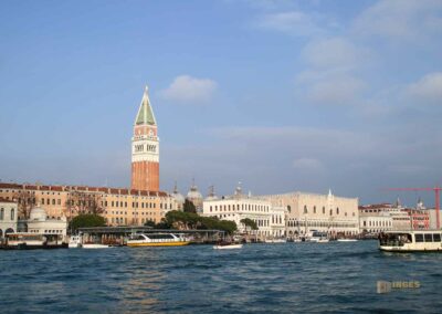 Am Fondamenta delle Zattere in Venedig entlang bis zur Salute 41 campanile, markusdom und dogenpalast venedig_4573