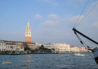Am Fondamenta delle Zattere in Venedig entlang bis zur Salute 42 campanile, markusdom und dogenpalast venedig_4590