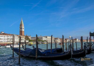 Am Fondamenta delle Zattere in Venedig entlang bis zur Salute 39 campanile venedig_0553