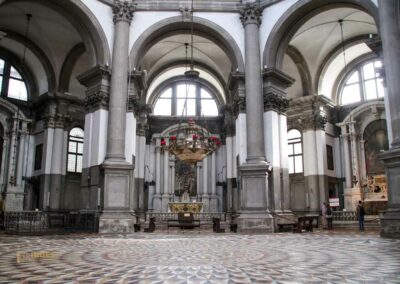 Am Fondamenta delle Zattere in Venedig entlang bis zur Salute 62 innenansicht basilika santa maria della salute venedig_0291