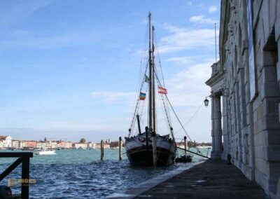 Am Fondamenta delle Zattere in Venedig entlang bis zur Salute 52 segelschiff nuovo trionfo venedig_0556
