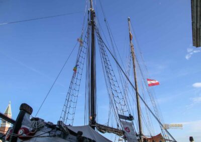 Am Fondamenta delle Zattere in Venedig entlang bis zur Salute 55 segelschiff nuovo trionfo venedig_0571