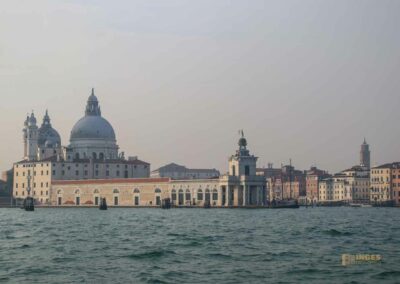 Am Fondamenta delle Zattere in Venedig entlang bis zur Salute 50 suedspitze von dorsoduro mit der kirche santa maria della salute venedig_2796
