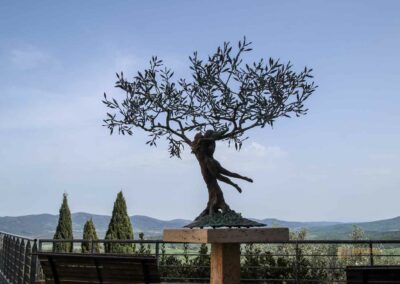 Ein Bummel durch Casole d'Elsa in der Toskana 66 bronzeskulptur eine suesse ewige umarmung casole d'elsa_6210